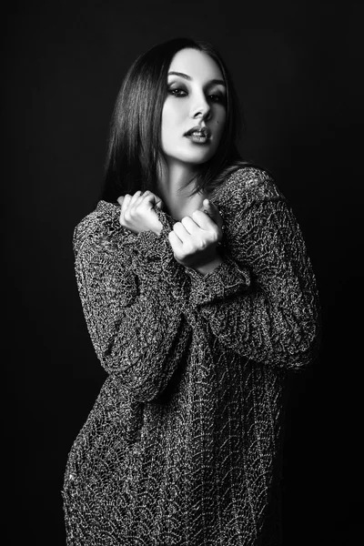 Studio photo de jeune femme sur fond noir. noir et blanc — Photo