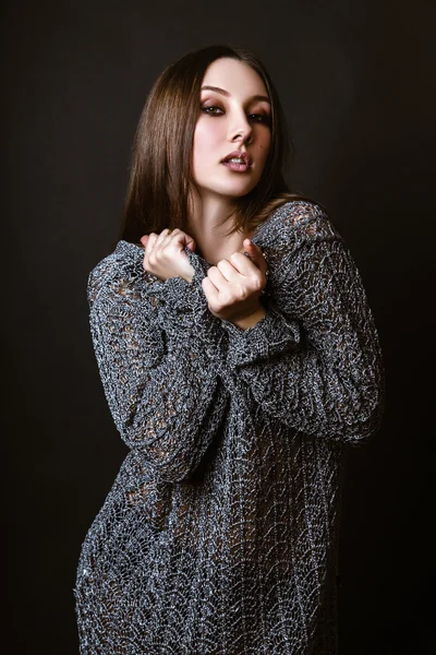 Studio photo de jeune femme sur fond noir . — Photo