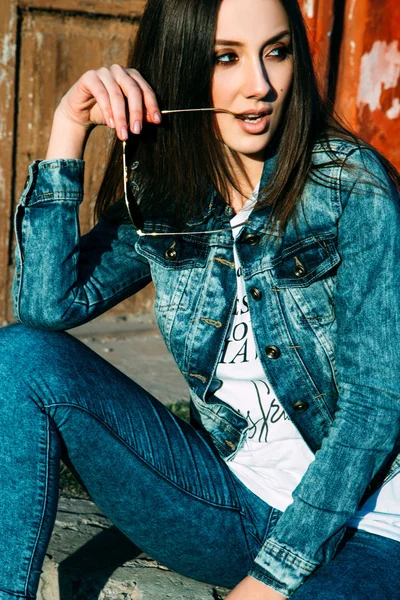 Jovem mulher, sentados ao ar livre. retrato da moda. — Fotografia de Stock