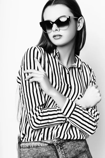 Studio photo de jeune femme sur fond blanc. noir et blanc — Photo