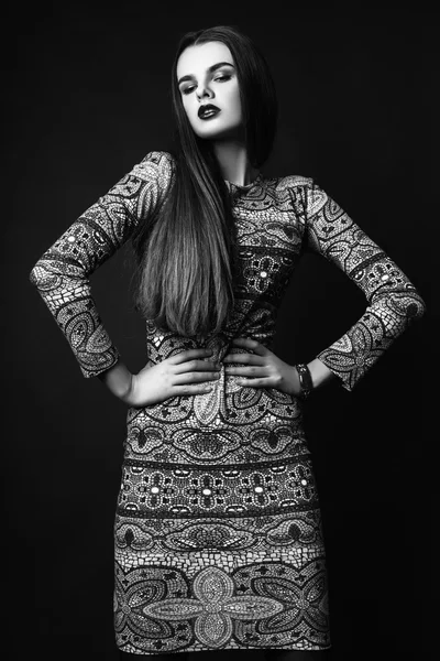 Studiofoto einer jungen Frau auf schwarzem Hintergrund. schwarz-weiß — Stockfoto