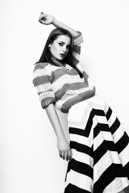 Beyaz arka plan üzerinde genç kadının Studio fotoğraf. Siyah ve beyaz