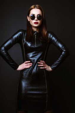 Siyah arka plan üzerine genç kadının fotoğrafını stüdyo.