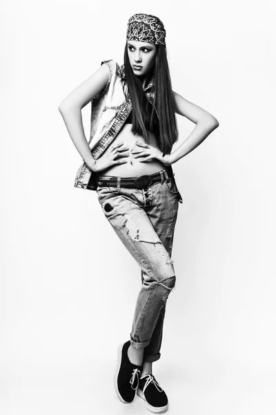 Studio photo de jeune femme sur fond blanc. noir et blanc — Photo