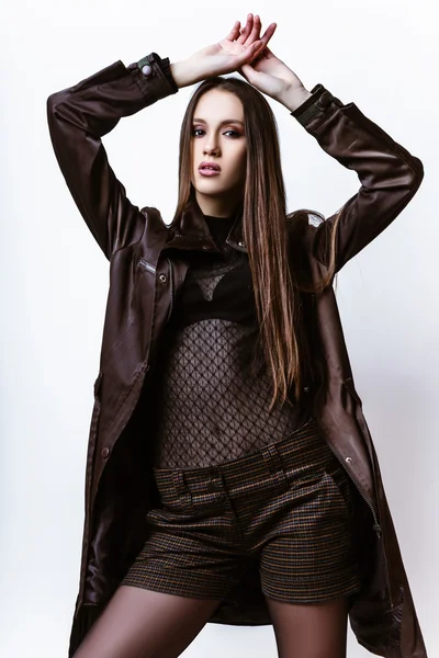 Estudio foto de la mujer joven sobre fondo blanco . — Foto de Stock