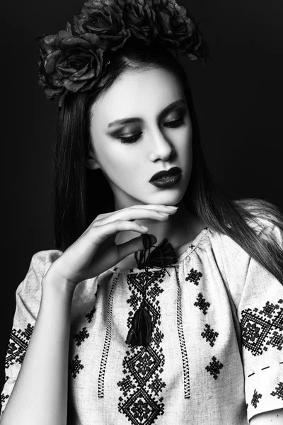 Studio photo de jeune femme sur fond noir. noir et blanc — Photo