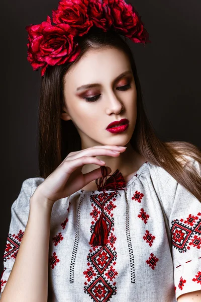 Studio photo de jeune femme sur fond noir . — Photo