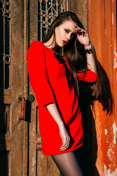 Mujer joven parada al aire libre. retrato de moda . — Foto de Stock