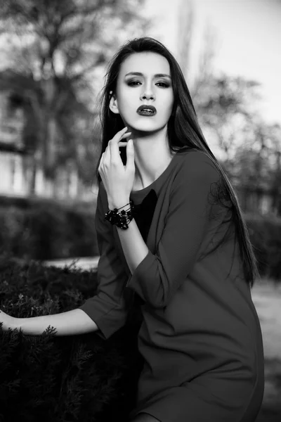 Junge Frau, die draußen steht. Modeporträt. schwarz-weiß — Stockfoto