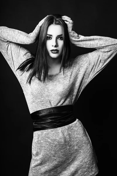Studiofoto einer jungen Frau auf schwarzem Hintergrund. schwarz-weiß — Stockfoto