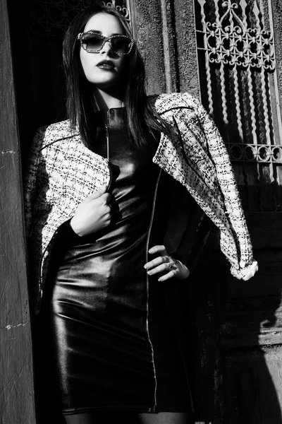 屋外に立っている若い女性。ファッションの肖像画。黒と白 — ストック写真