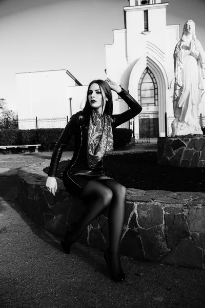 屋外に座っている若い女性。ファッションの肖像画。黒と白 — ストック写真