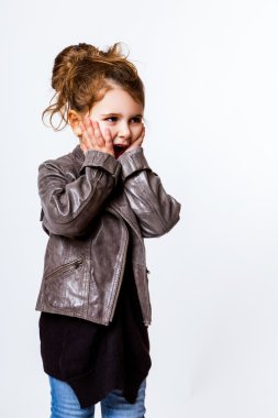 güzel küçük model beyaz zemin üzerine