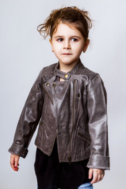 güzel küçük model beyaz zemin üzerine