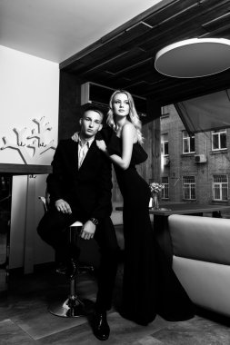 zarif bir sevgi dolu çift bir lokanta var. siyah ve beyaz pho