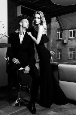 zarif bir sevgi dolu çift bir lokanta var. siyah ve beyaz pho