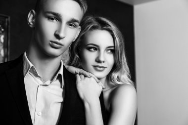 zarif bir sevgi dolu çift bir lokanta var. siyah ve beyaz pho