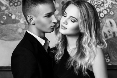 zarif bir sevgi dolu çift bir lokanta var. siyah ve beyaz pho