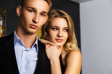 bir restoranda zarif bir sevgi dolu çift mı