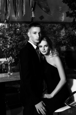 zarif bir sevgi dolu çift bir lokanta var. siyah ve beyaz pho