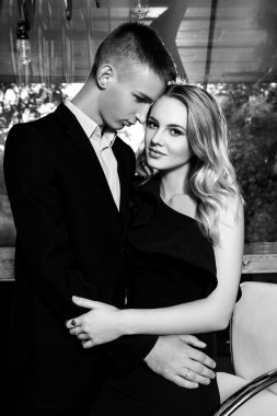 zarif bir sevgi dolu çift bir lokanta var. siyah ve beyaz pho