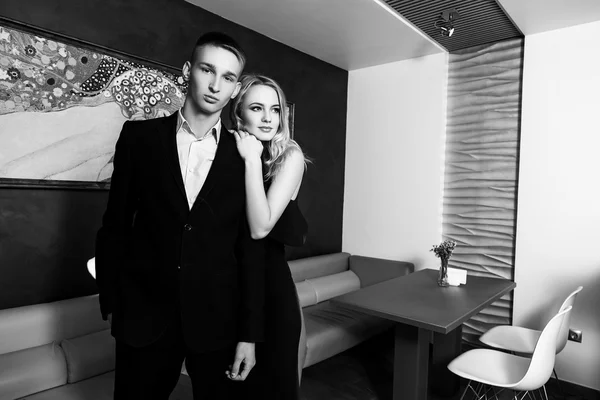 Egy elegáns szerető pár található egy étterem. fekete-fehér pho — Stock Fotó