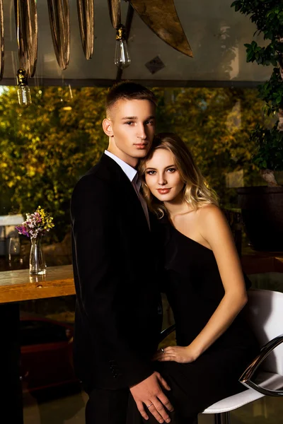 Elegantní milující pár je v restauraci — Stock fotografie