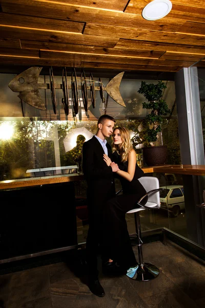Um elegante casal apaixonado está em um restaurante — Fotografia de Stock