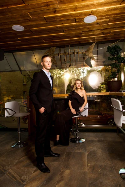 Egy elegáns szerető pár található egy étterem — Stock Fotó