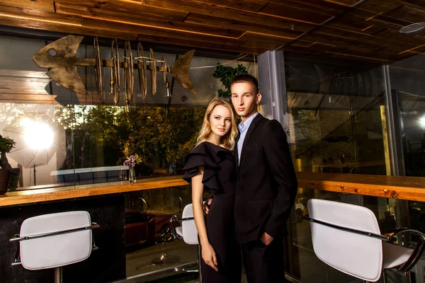 Um elegante casal apaixonado está em um restaurante — Fotografia de Stock