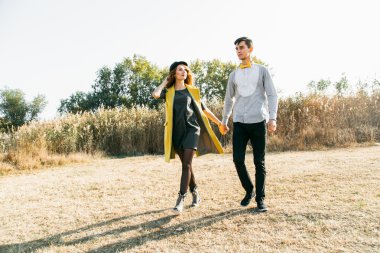 Açık havada aşık genç bir çift