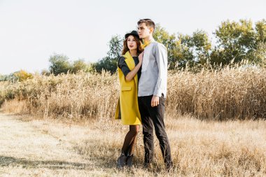 Açık havada aşık genç bir çift