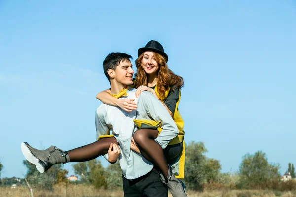 Tineri cuplu în dragoste în aer liber — Fotografie, imagine de stoc