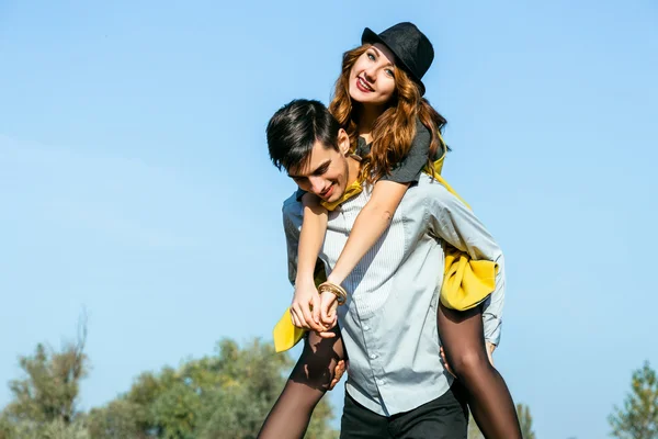 Jeune couple amoureux en plein air — Photo