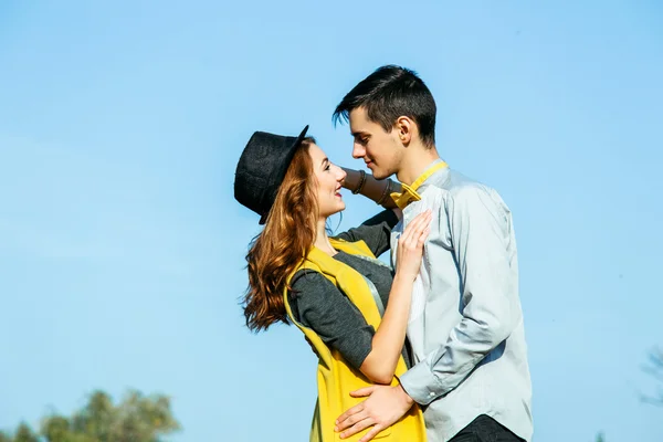 Jovem casal apaixonado ao ar livre — Fotografia de Stock