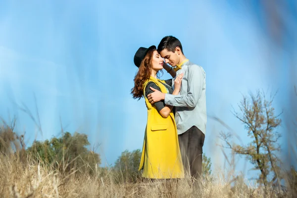 Jovem casal apaixonado ao ar livre — Fotografia de Stock