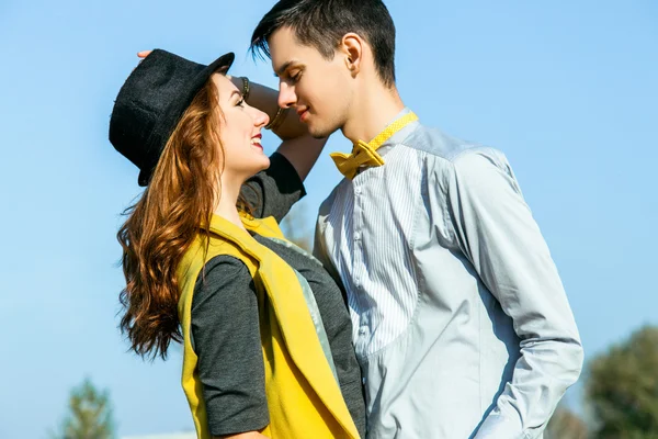 Jeune couple amoureux en plein air — Photo