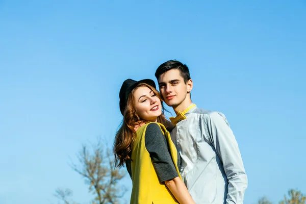 Fiatal pár szerelmes szabadban — Stock Fotó
