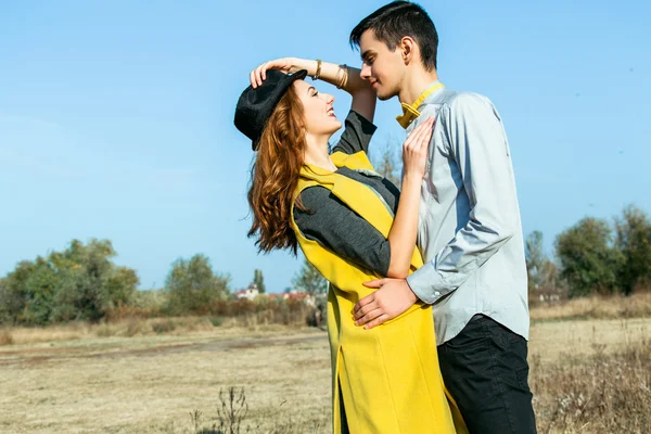 Joven pareja en amor al aire libre — Foto de Stock