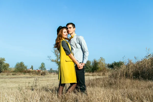 Jeune couple amoureux en plein air — Photo