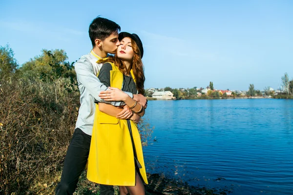 Jeune couple amoureux en plein air — Photo