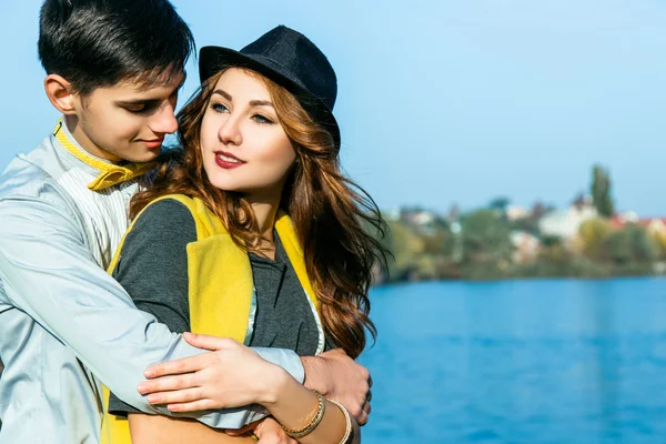 Junges verliebtes Paar im Freien — Stockfoto