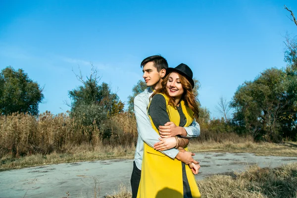 Jovem casal apaixonado ao ar livre — Fotografia de Stock