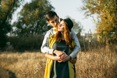 Açık havada aşık genç bir çift