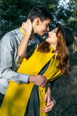 Açık havada aşık genç bir çift