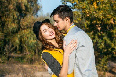 Açık havada aşık genç bir çift