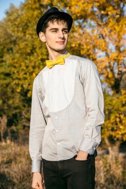 Sonbahar alanında genç adam