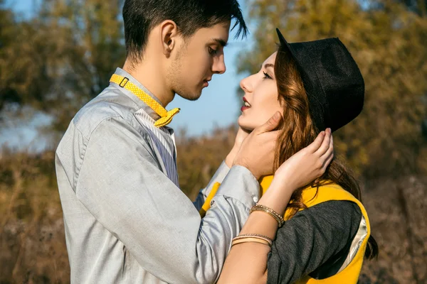 Jovem casal apaixonado ao ar livre — Fotografia de Stock