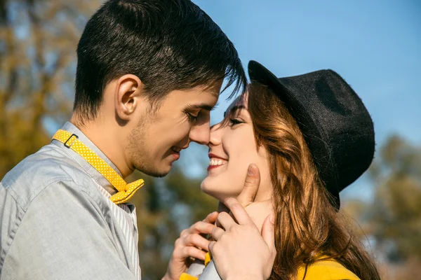 Joven pareja en amor al aire libre — Foto de Stock