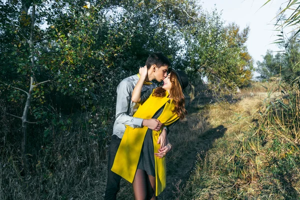 Joven pareja en amor al aire libre —  Fotos de Stock